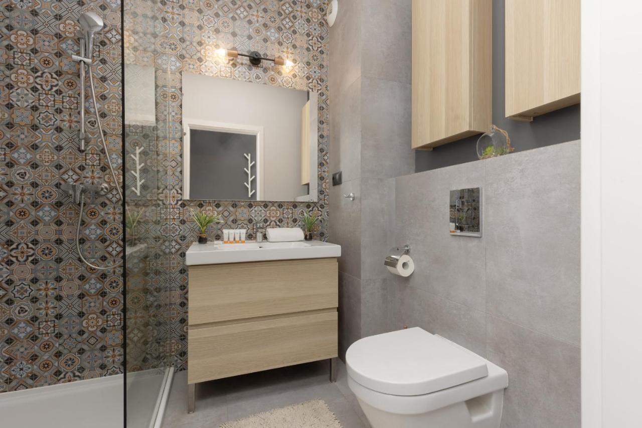 Elegant With Balcony In Close To The Airport By Renters Apartament *