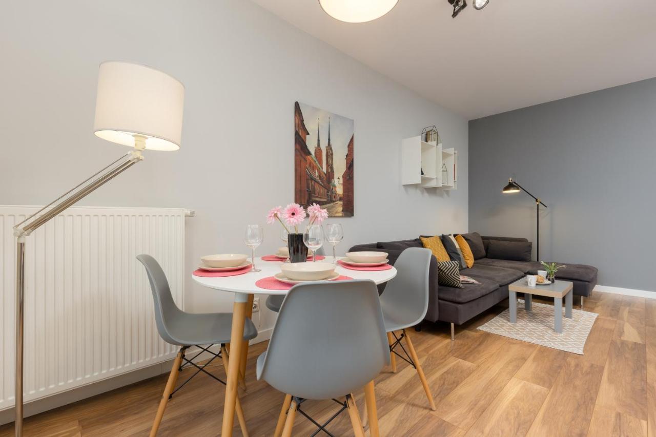 Elegant With Balcony In Close To The Airport By Renters Warszawa